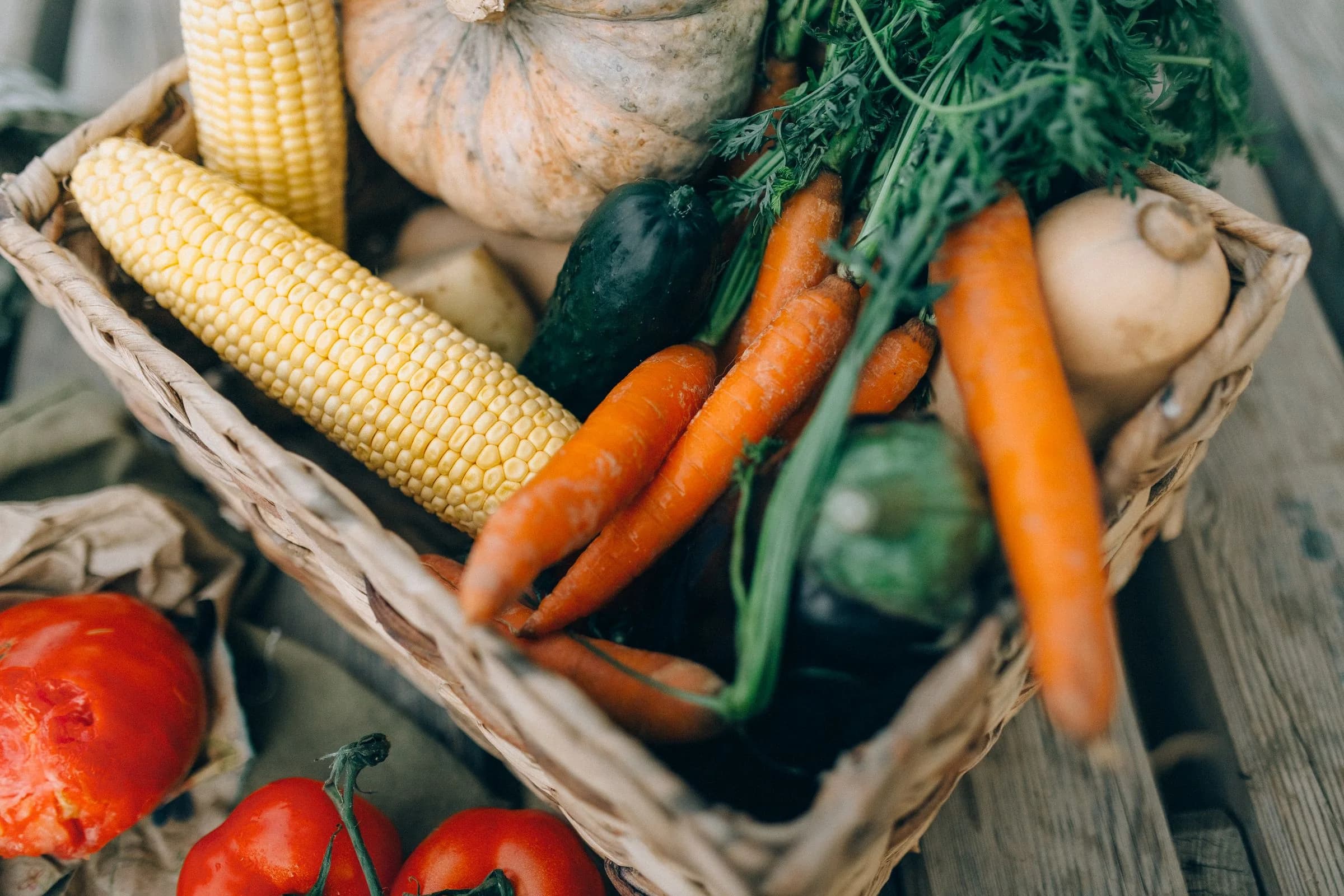 Légumes frais réunis dans un panier tressé